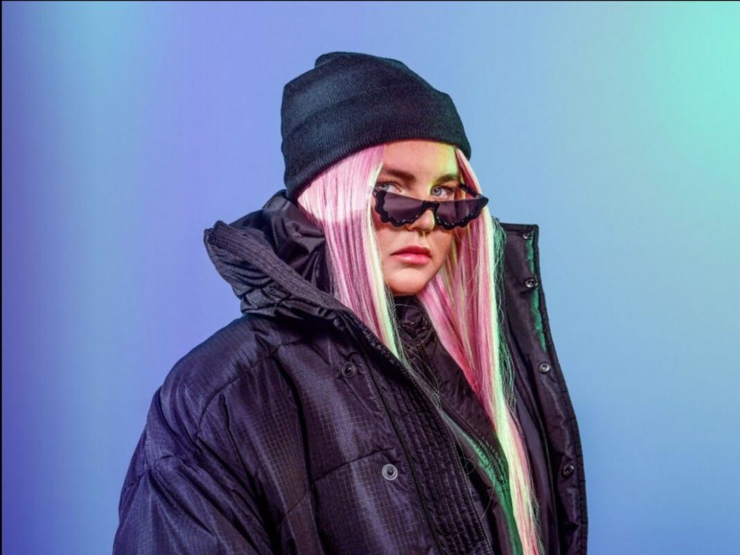 Tones And I kondigt debuutalbum ‘Welcome To The Madhouse’ aan en lost nieuwe single ‘Cloudy Day’