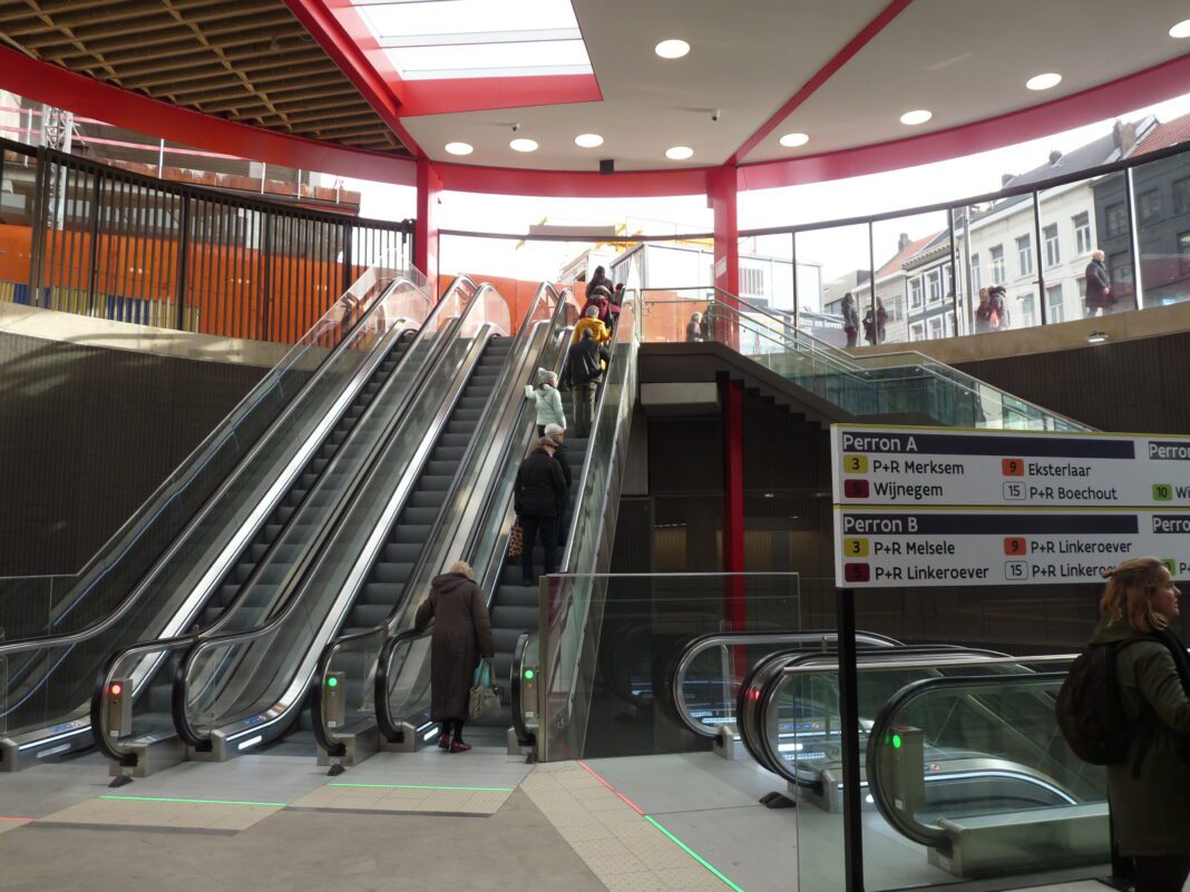 Stad Antwerpen plaatst nieuw plafond in premetrostation Opera