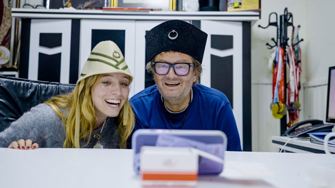 Vier bekende Vlamingen en hun tieners worden gedropt op een onbekende plek in Europa in Ver Van Huis