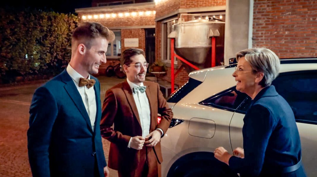 ‘Blind Getrouwd: Het Vijfde Huwelijk’: Lorenzo komt in aanvaring met hotelraam op huwelijksreis.