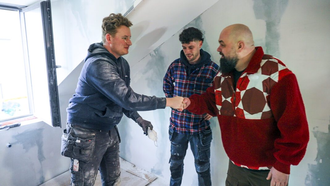 “We kwamen helpen, niet alles afbreken”: vorige winnaars Enis en Cédric schieten te hulp in Huis Gemaakt