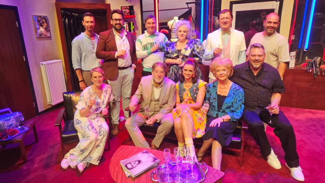 Feestelijke première van zomerse komedie ’T SCHIPPERSKWARTIER in het Antwerpse Fakkeltheater