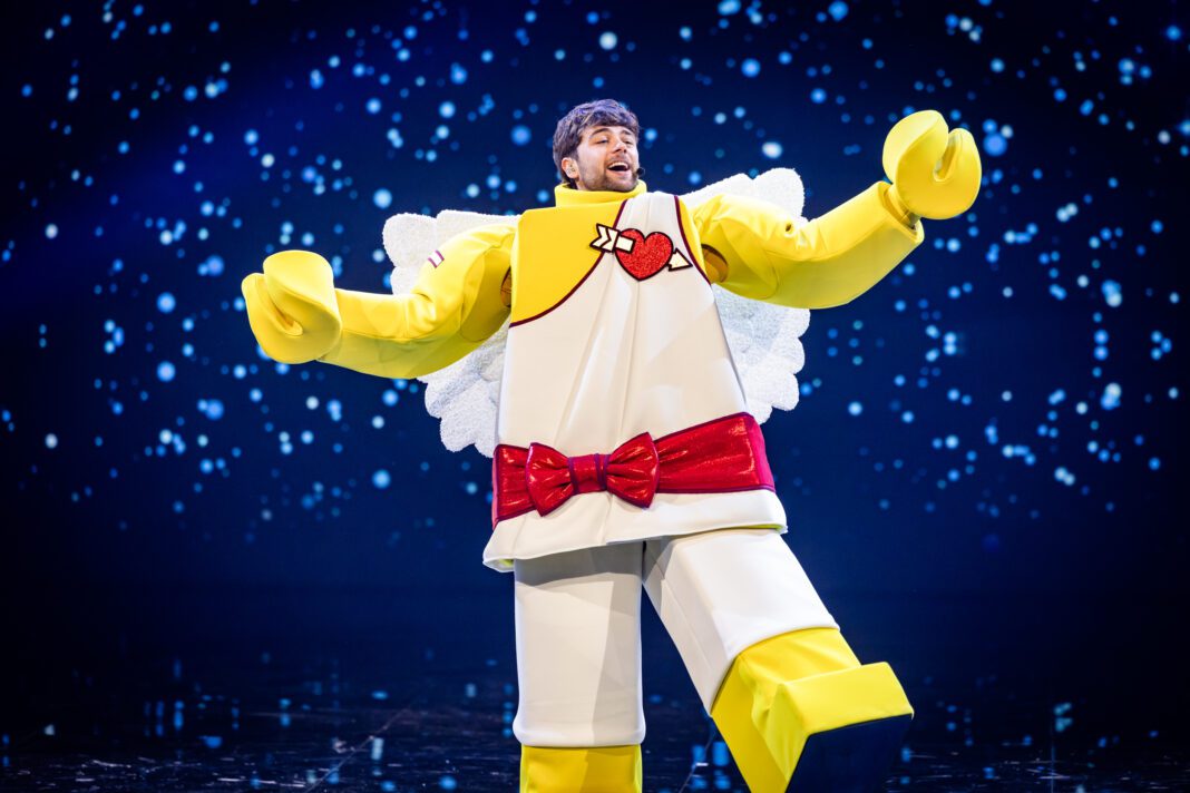 “Cupido heeft mijn hart veroverd”: nooit was de match tussen pak en deelnemer zo groot in The Masked Singer