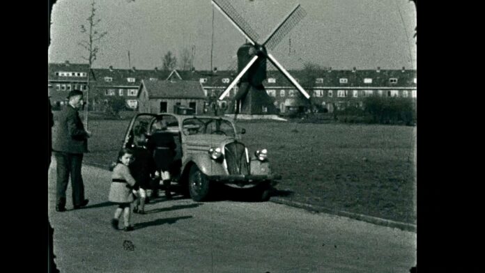 Dick Boer stapt in auto
